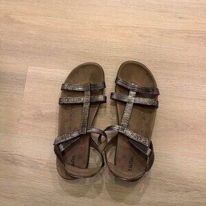 Taos Metallic Strappy Comfort Sandals – Supportive Footbed Size 42
